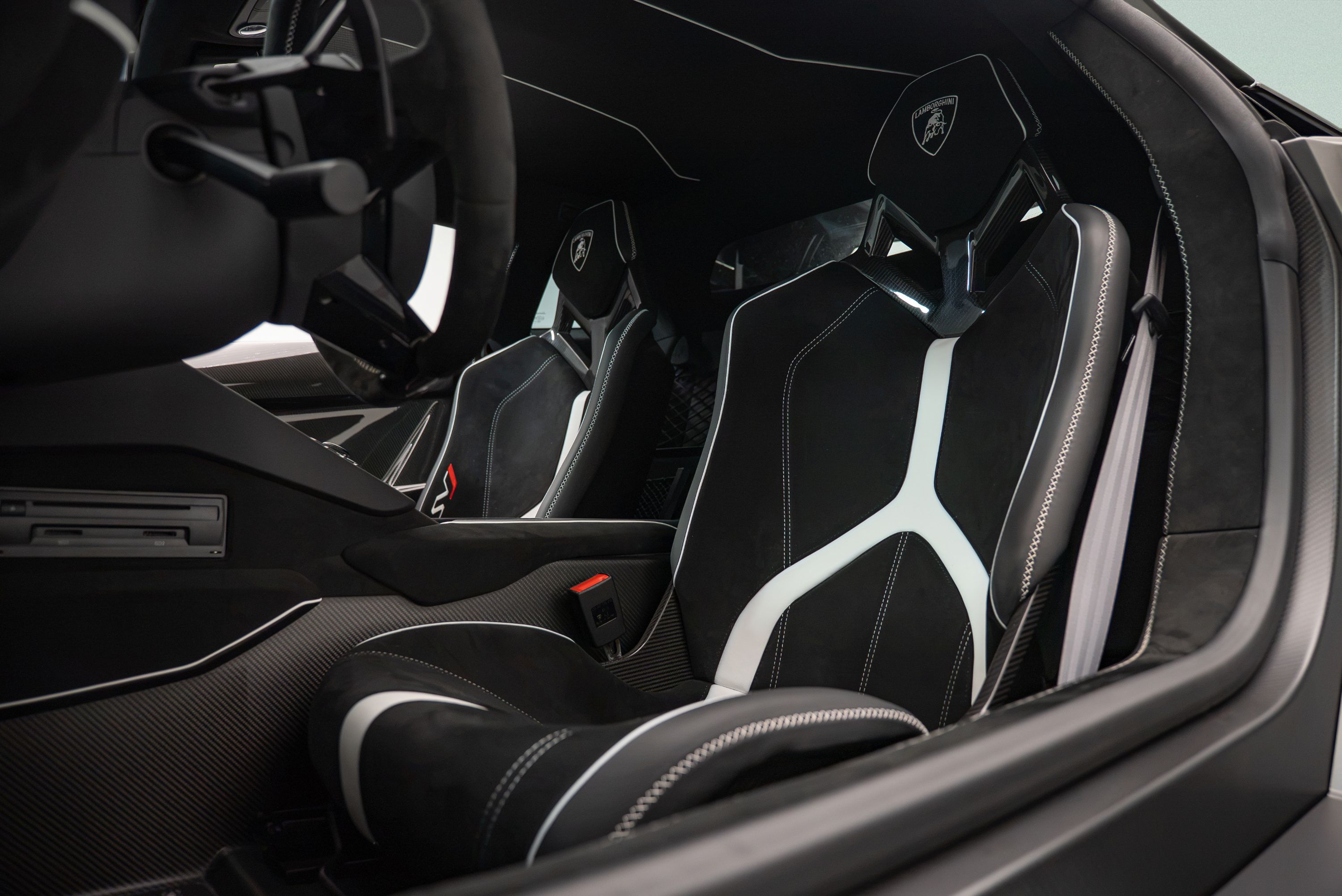 Used 2020 Lamborghini Aventador SVJ AWD/4WD image 9