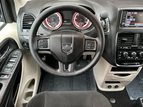 Used 2019 Dodge Grand Caravan SE w/ UConnect Hands-Free Group image 14