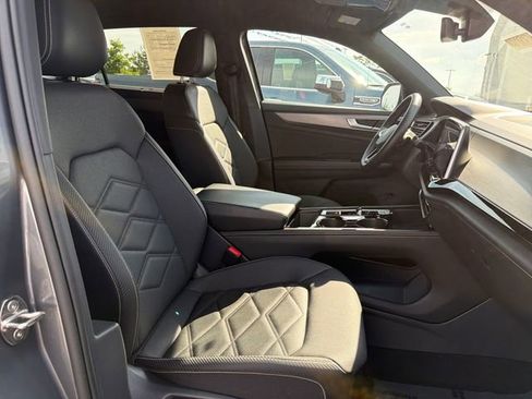 Used 2025 Volkswagen Atlas Cross Sport SE AWD/4WD image 26