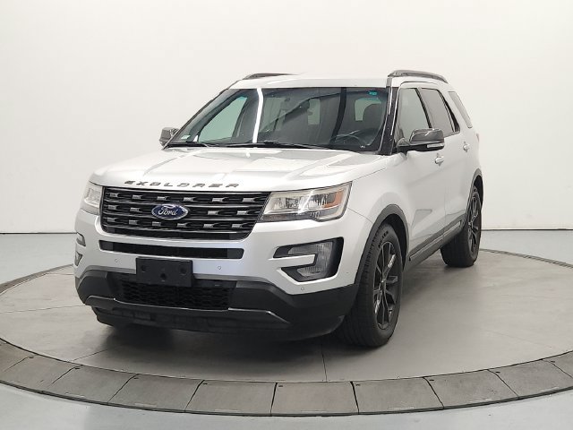 Used 2017 Ford Explorer XLT w/ Equipment Group 202A FWD image 4