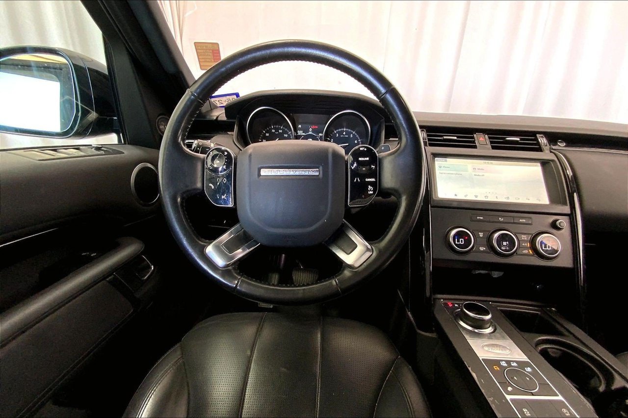Used 2020 Land Rover Discovery SE AWD/4WD image 14