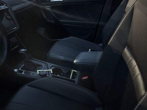 Used 2024 Volkswagen Tiguan SE R-Line image 2