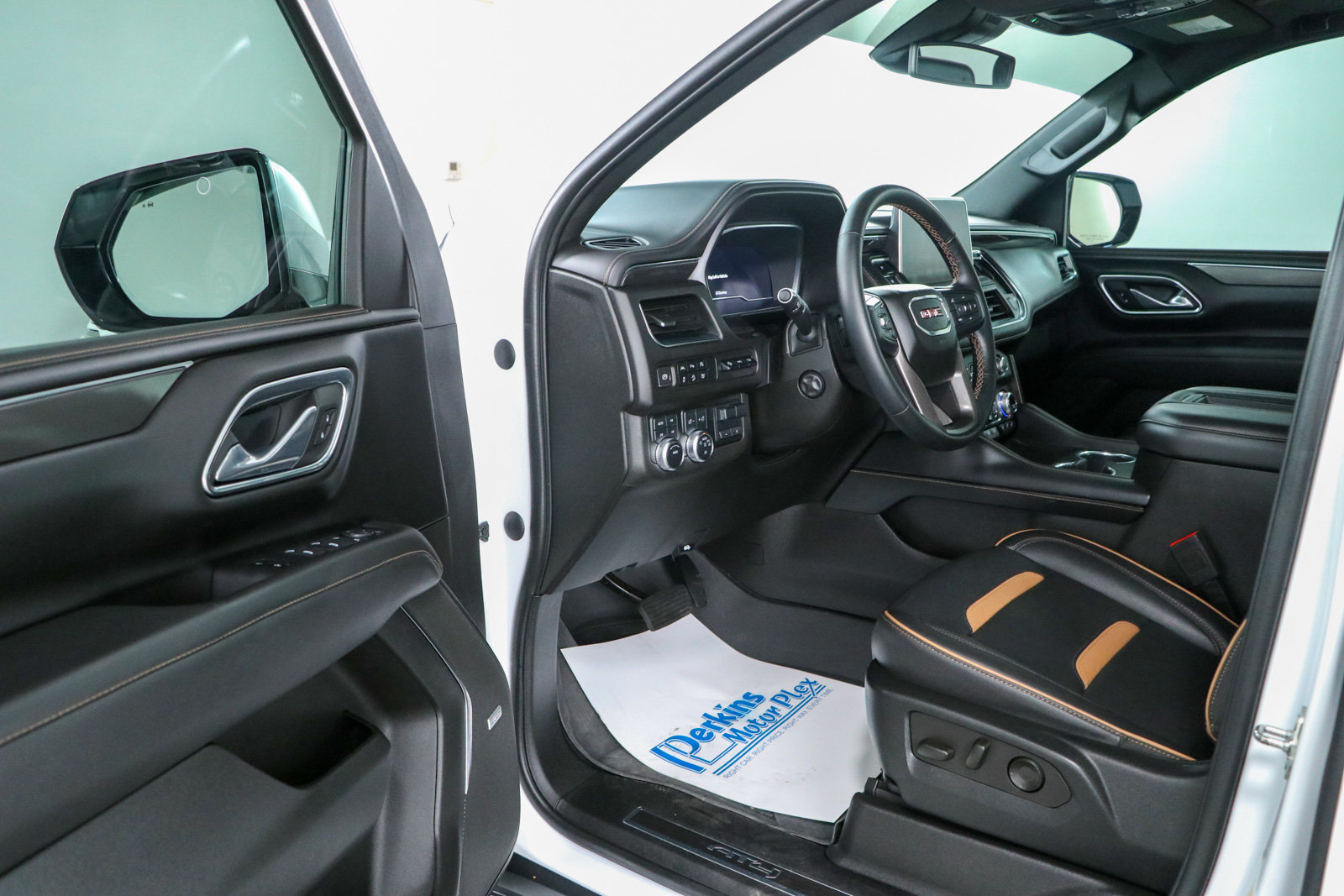 Used 2023 GMC Yukon AT4 w/ Technology Package AWD/4WD image 3