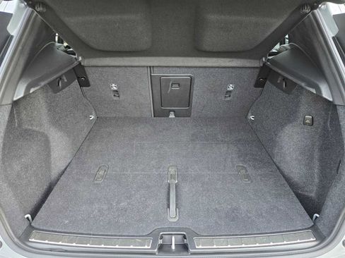 Used 2025 Volvo XC40 B5 Plus image 16
