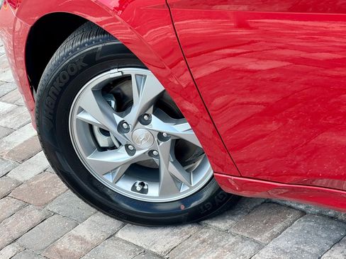 Used 2021 Hyundai Elantra SE image 11