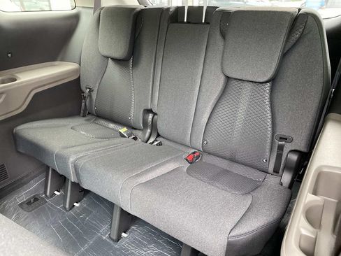 New 2027 Kia Carnival LX FWD image 8