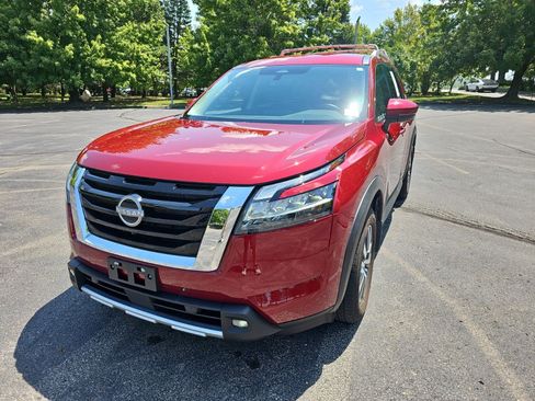 Used 2024 Nissan Pathfinder SL AWD/4WD image 2