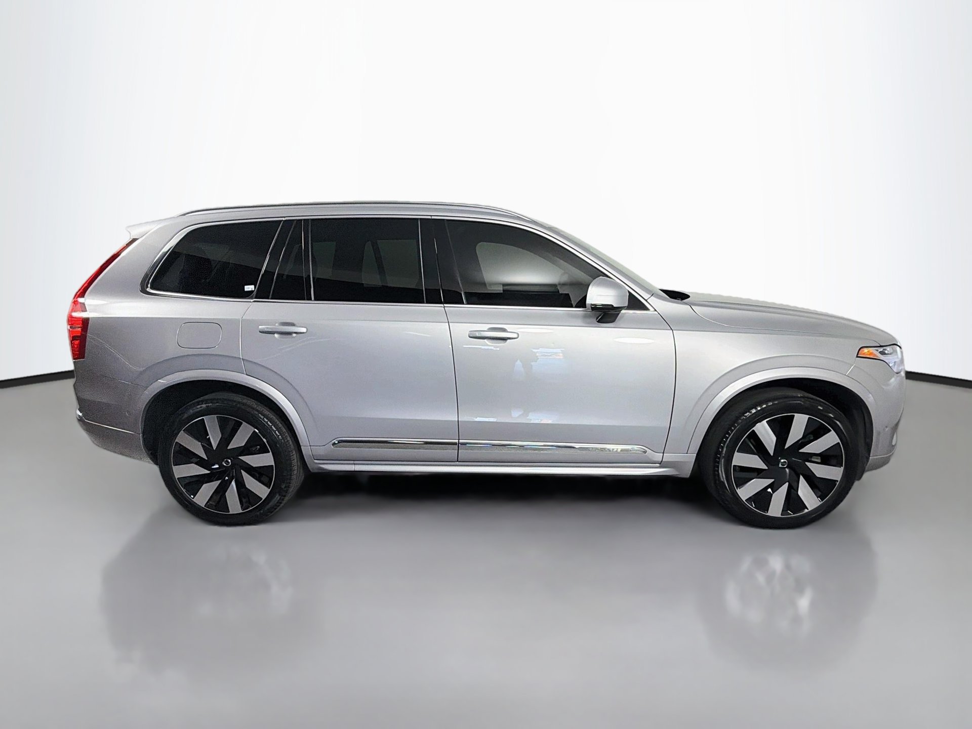 Certified 2024 Volvo XC90 T8 Plus AWD/4WD image 5