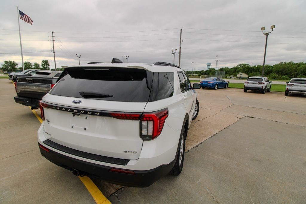 Used 2025 Ford Explorer Active AWD/4WD image 3