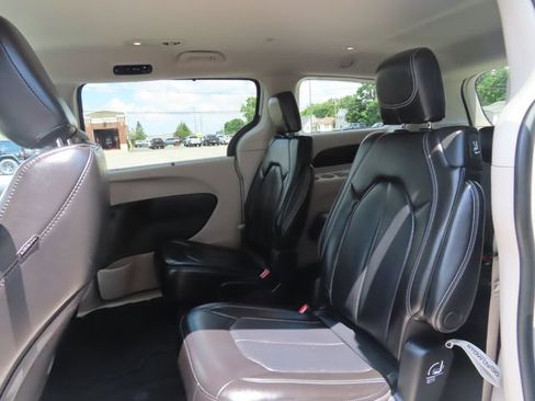 Used 2023 Chrysler Pacifica Touring-L FWD image 20