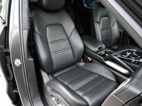 Used 2021 Porsche Cayenne Turbo AWD/4WD image 58