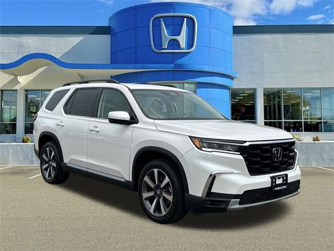Used 2025 Honda Pilot Touring image 1