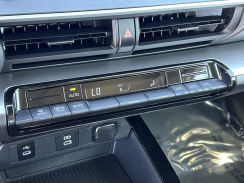 Certified 2025 Toyota Prius LE FWD image 21