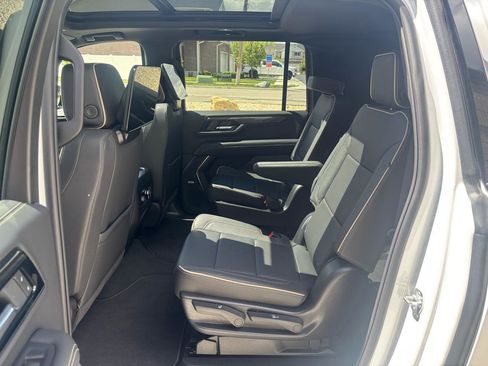 Used 2025 GMC Yukon XL Elevation w/ Elevation Premium Package image 8