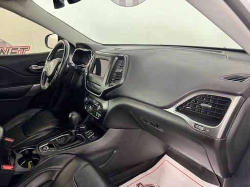 Used 2019 Jeep Cherokee Latitude Plus w/ Comfort/Convenience Group image 12