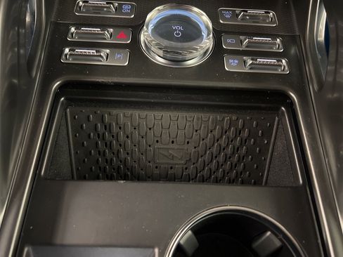 Used 2025 Lincoln Nautilus Premier image 17