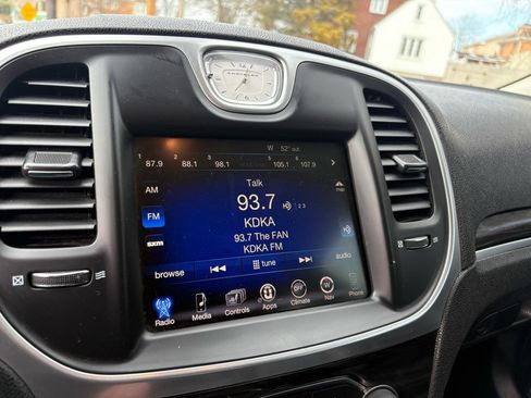 Used 2016 Chrysler 300 Limited w/ Driver Convenience Group image 33