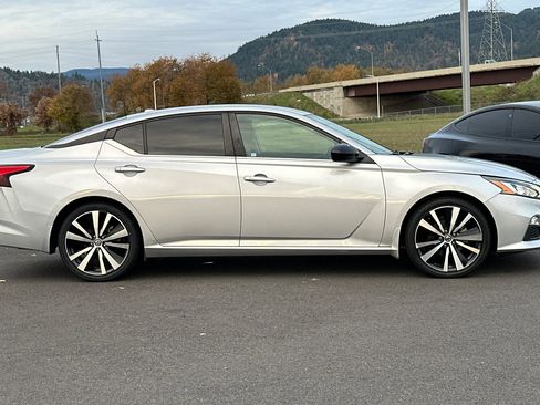 Used 2019 Nissan Altima 2.5 SR image 2