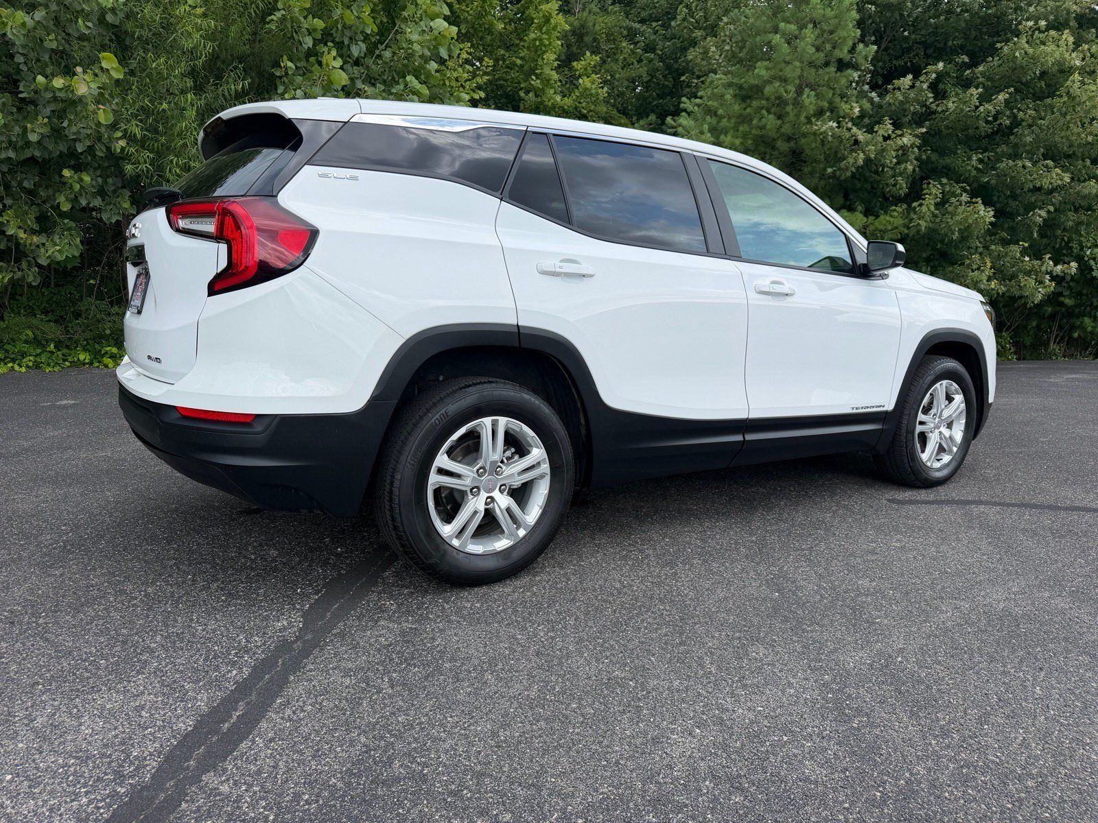 Used 2024 GMC Terrain SLE AWD/4WD image 18