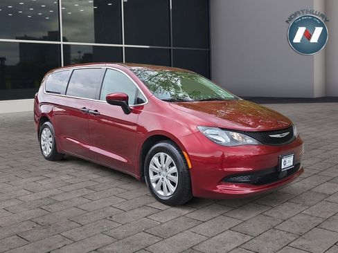 Used 2021 Chrysler Voyager L FWD image 7