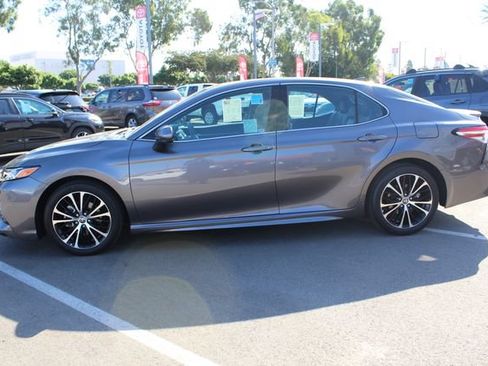 Used 2020 Toyota Camry SE FWD image 7