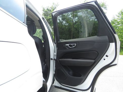 Used 2018 Volvo XC60 T5 Inscription w/ Convenience Package AWD/4WD image 15