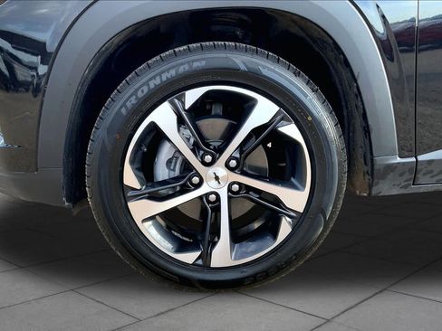 Used 2025 Chevrolet Trax RS w/ Sunroof Package FWD image 11