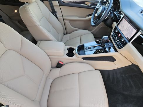 Certified 2025 Porsche Macan image 15