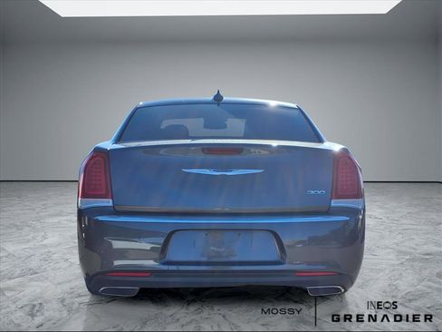 Used 2019 Chrysler 300 Touring L w/ Quick Order Package 22F image 6