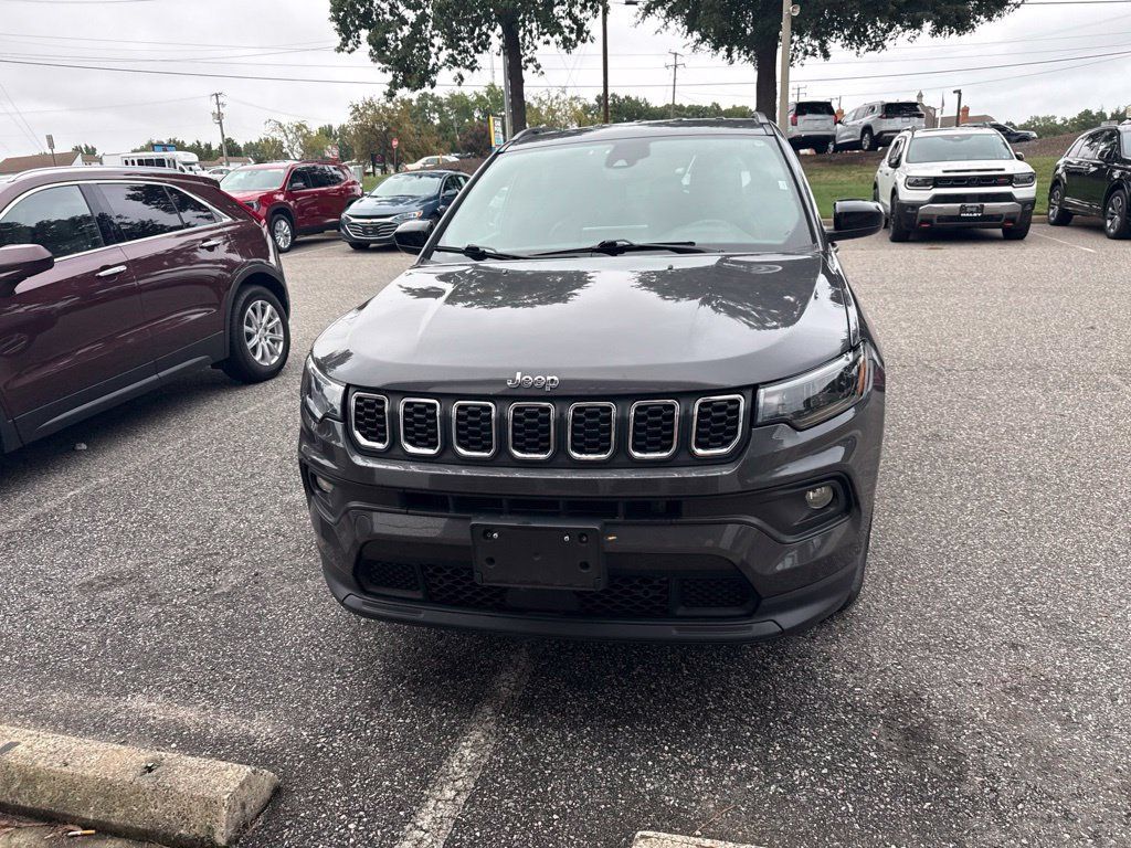 Used 2024 Jeep Compass Latitude AWD/4WD image 2