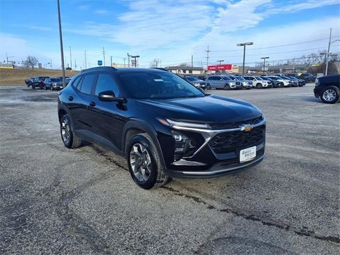 Used 2025 Chevrolet Trax LT w/ LT Convenience Package image 5