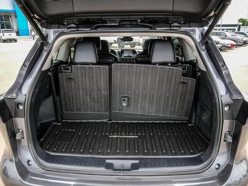 Used 2021 Toyota Highlander XLE AWD/4WD image 12