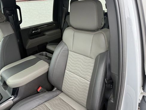 Used 2025 Chevrolet Silverado 2500 ZR2 w/ Technology Package image 20