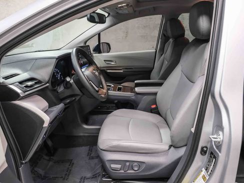 Used 2021 Toyota Sienna XLE FWD image 23