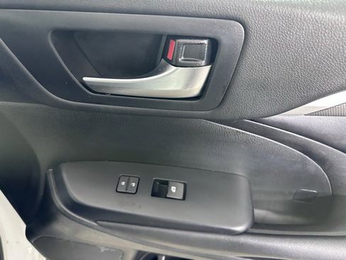 Used 2019 Toyota Highlander SE image 10