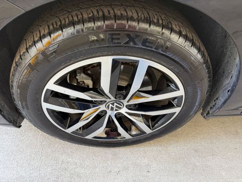 Used 2025 Volkswagen Jetta SE image 32