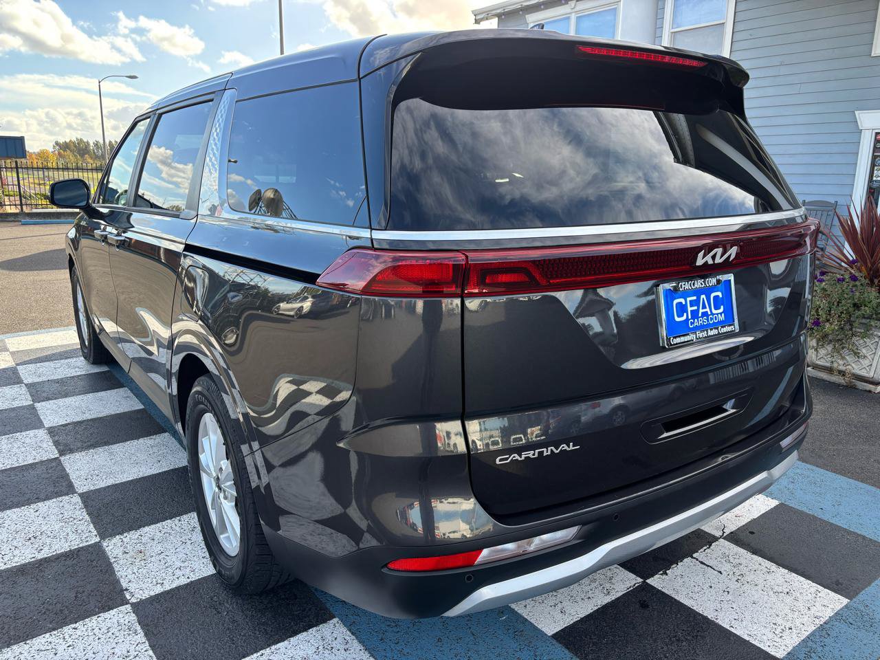 Used 2023 Kia Carnival LX FWD image 3