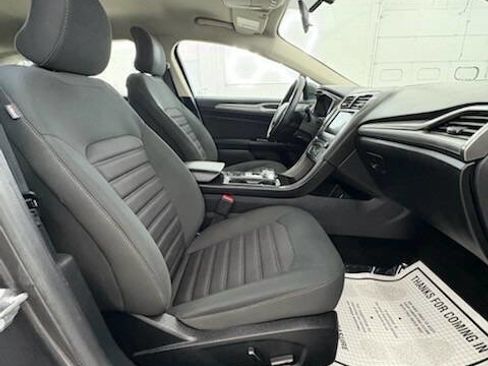 Used 2017 Ford Fusion SE w/ Fusion SE Technology Package image 13