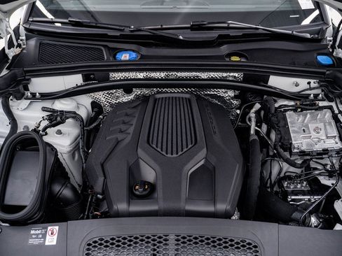 Certified 2025 Porsche Macan image 29