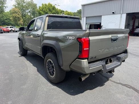 Used 2025 Toyota Tacoma TRD Off-Road AWD/4WD image 8