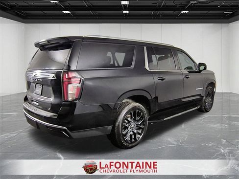 Used 2022 Chevrolet Suburban LT w/ Luxury Package image 8