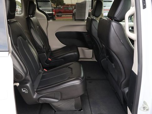 Used 2024 Chrysler Pacifica Touring-L FWD image 21