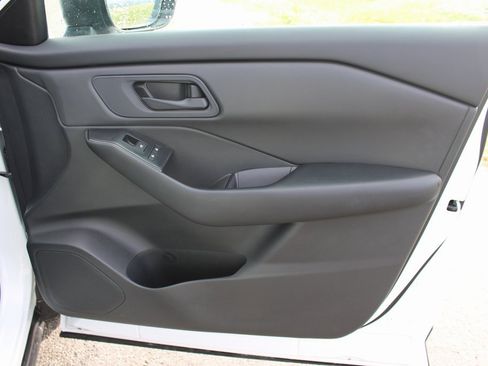 Used 2024 Nissan Rogue S image 18