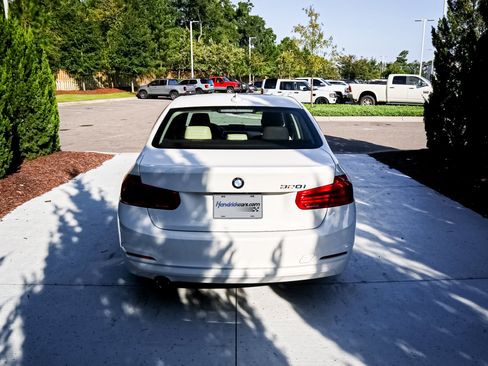 Used 2018 BMW 320i Sedan RWD image 10