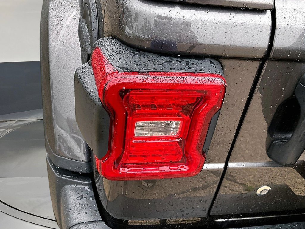 Used 2018 Jeep Wrangler Unlimited Sahara w/ Safety Group AWD/4WD image 25
