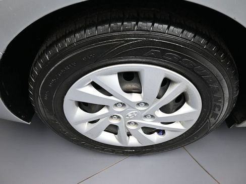 Used 2019 Hyundai Elantra SE w/ Cargo Package FWD image 12