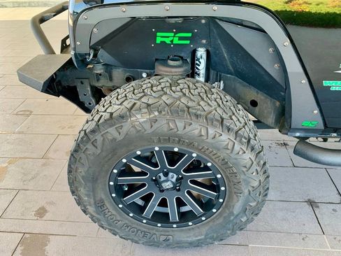 Used 2015 Jeep Wrangler Unlimited Sahara w/ Connectivity Group image 10