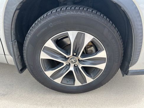Used 2020 Toyota Highlander XLE FWD image 5