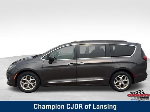 Used 2017 Chrysler Pacifica Touring-L w/ Tire & Wheel Group FWD image 4