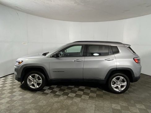 Used 2024 Jeep Compass Latitude image 2